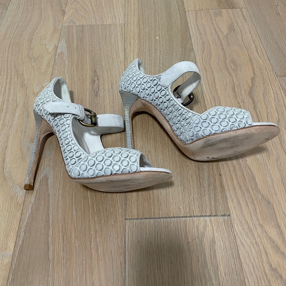 Like new Manolo Blahnik pale gray leather stiletto peep toe heels - Picture 5 of 5